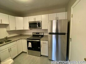 290 Grove St in Newton, MA - Building Photo