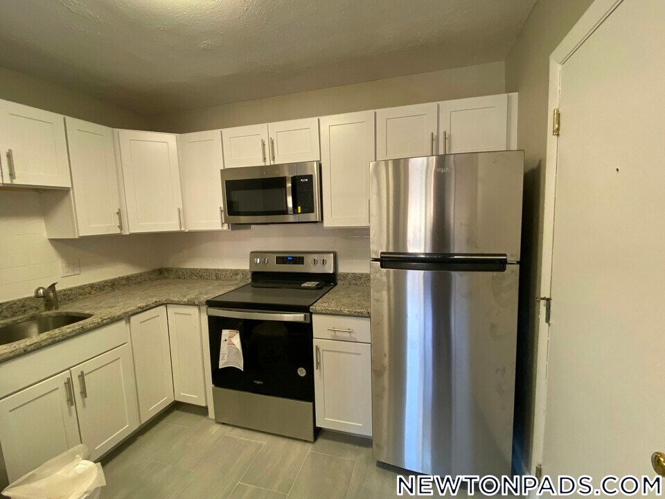 290 Grove St in Newton, MA - Building Photo