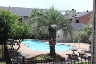 16111 Aspenglen Dr in Houston, TX - Building Photo