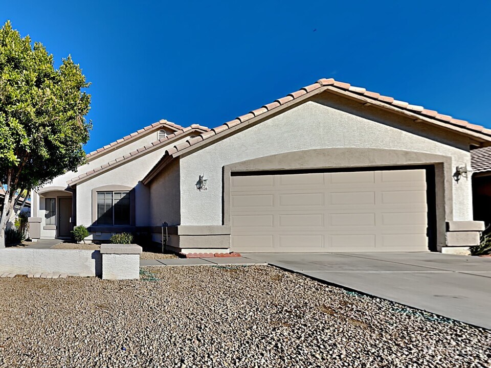 9126 W Serrano St in Phoenix, AZ - Foto de edificio