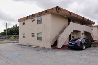 Oasis Apartments in Miami Gardens, FL - Building Photo - Building Photo