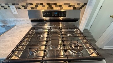 56 Lindsley Pl, Unit 1 in East Orange, NJ - Foto de edificio - Building Photo