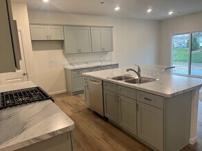 1977 Leiter Way in Hoffman Estates, IL - Building Photo - Building Photo