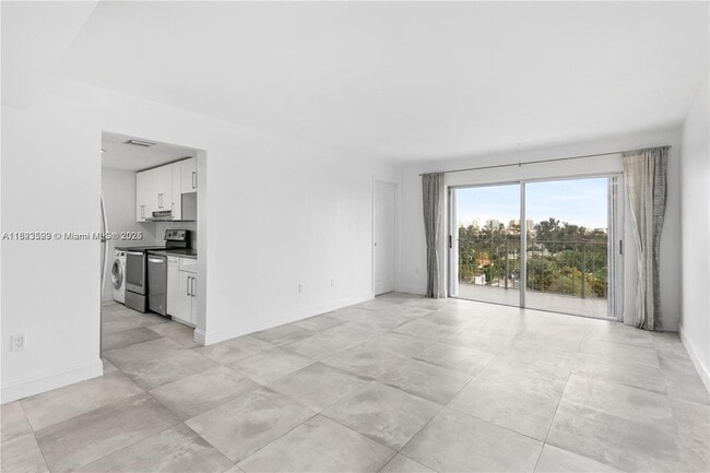 1300 Alton Rd, Unit 9A in Miami Beach, FL - Building Photo - Building Photo