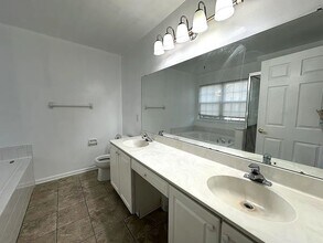 2 Carlisle Ct in Mount Laurel, NJ - Building Photo - Building Photo