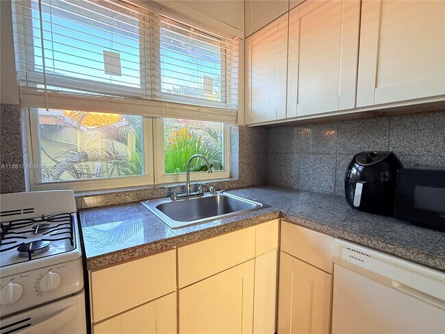 315 W 28th St in Miami Beach, FL - Building Photo - Building Photo