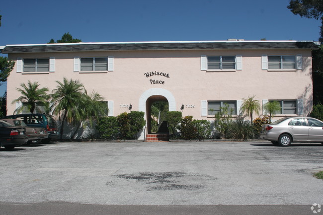 7025 Hibiscus Ave S in South Pasadena, FL - Foto de edificio - Building Photo