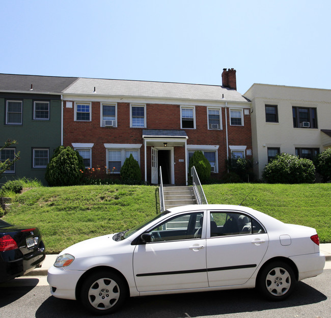 818 S Patrick St in Alexandria, VA - Foto de edificio - Building Photo