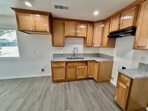 720 Beverly Dr in Bakersfield, CA - Foto de edificio - Building Photo