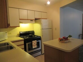 9 Cedar Ct, Unit 1D in Vernon Hills, IL - Foto de edificio - Building Photo