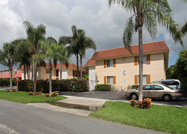 Spencer Garden Apartments in West Palm Beach, FL - Foto de edificio - Building Photo