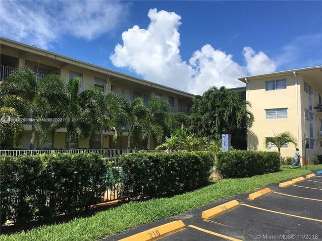 1100 NE 1st Ct in Hallandale Beach, FL - Building Photo - Building Photo