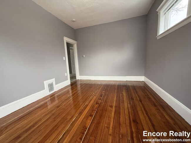 89 Intervale St, Unit 2 in Boston, MA - Foto de edificio - Building Photo