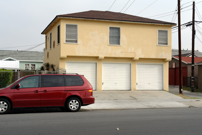 632 S Flower St in Inglewood, CA - Foto de edificio - Building Photo