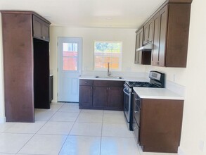 2558 Lullaby Ln in Anaheim, CA - Building Photo - Building Photo