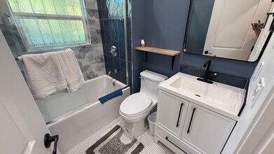 2571 35th Ave in Oakland, CA - Building Photo - Building Photo