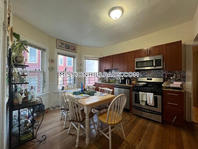 166 Hillside St, Unit 1 in Boston, MA - Building Photo - Building Photo