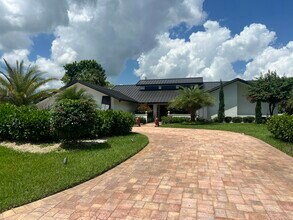 5091 SE Burning Tree Cir in Stuart, FL - Building Photo - Building Photo