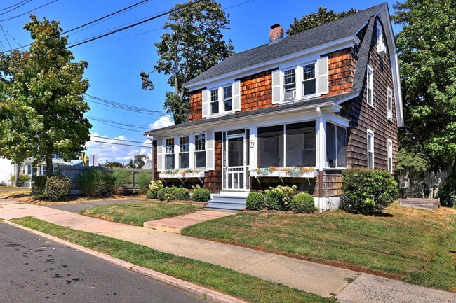 7 Roberts St in West Haven, CT - Building Photo - Building Photo