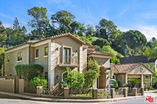 2108 San Ysidro Dr in Beverly Hills, CA - Building Photo