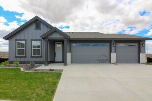 2725 Ketch Rd in Richland, WA - Building Photo