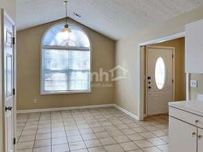 7102 Independence Dr in Flowery Branch, GA - Foto de edificio - Building Photo