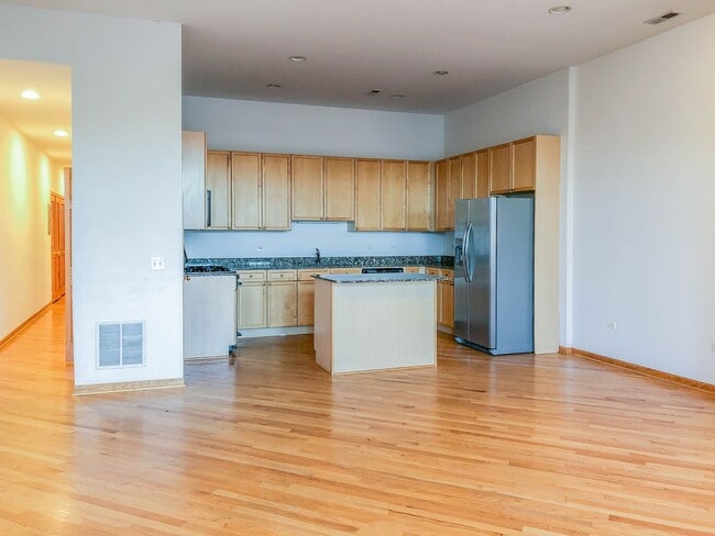 2535 N Southport Ave, Unit 4S