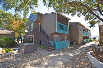 Four Winds Apartment Homes in Corpus Christi, TX - Foto de edificio - Building Photo