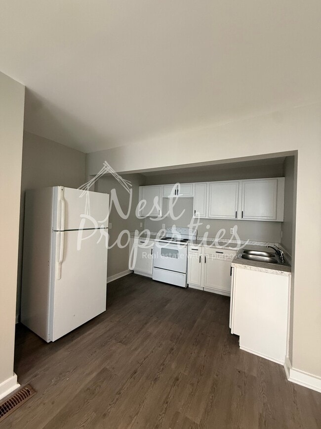 233 E Cambridge Ave in Greenwood, SC - Foto de edificio - Building Photo