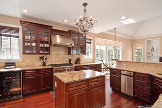 9 Stony Gate Oval in New Rochelle, NY - Building Photo - Building Photo