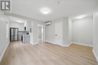 251 Simcoe St S in Oshawa, ON - Building Photo - Building Photo