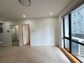 42-22 Crescent St, Unit 3B in Queens, NY - Building Photo - Building Photo