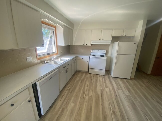 970 Grove St in Menasha, WI - Building Photo - Building Photo