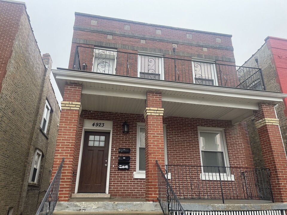 4923 W Henderson St in Chicago, IL - Building Photo