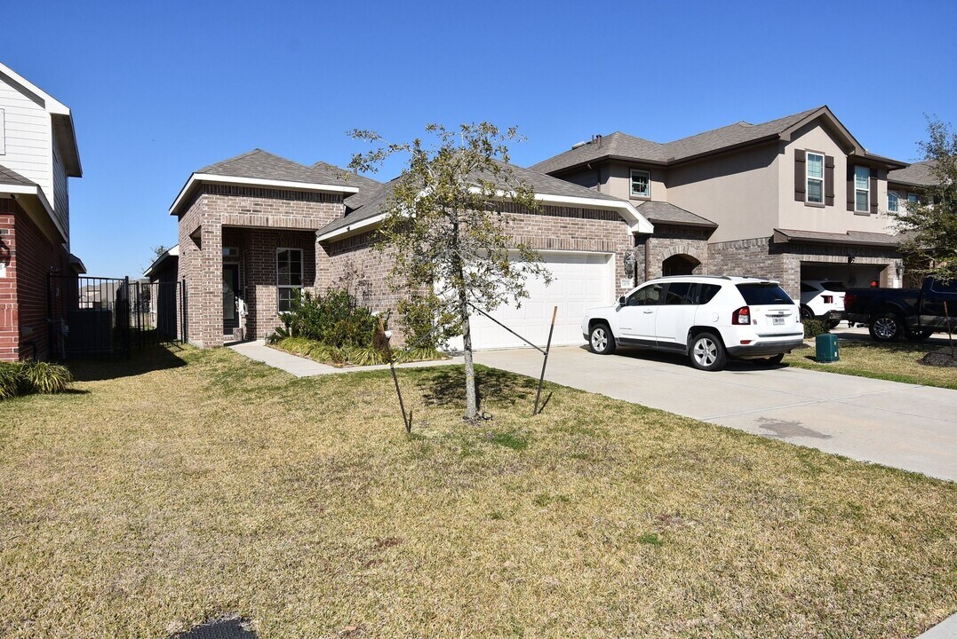 13038 Leisure Cove Dr in Texas City, TX - Building Photo