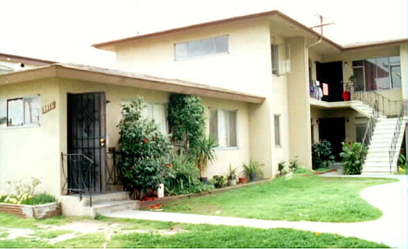 9415 STATE ST in South Gate, CA - Building Photo