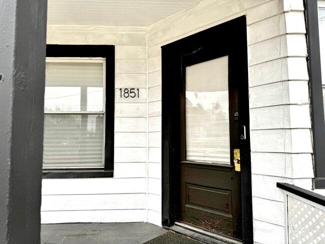 1851 W 58th St, Unit LOWER in Cleveland, OH - Foto de edificio - Building Photo