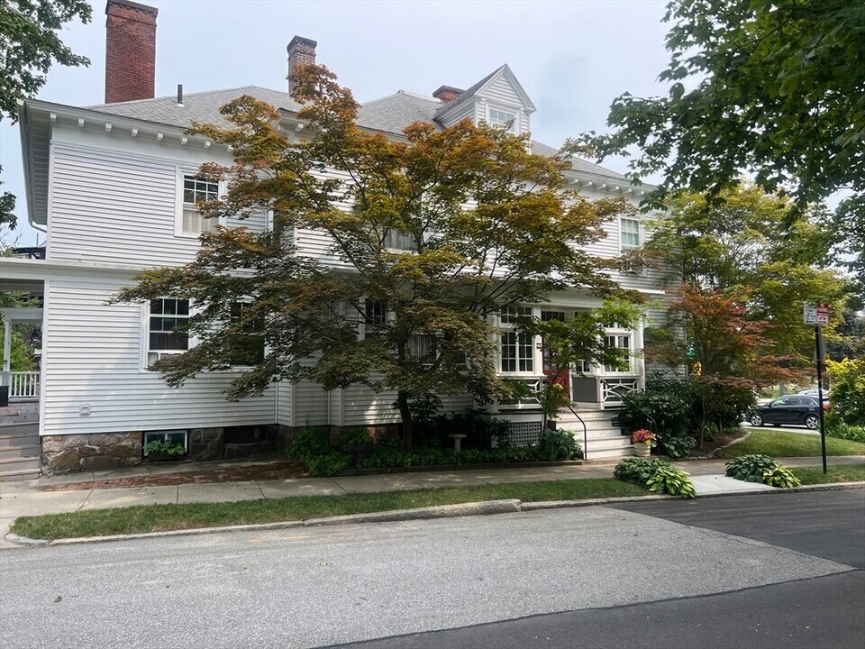 258 Highland St in Worcester, MA - Building Photo