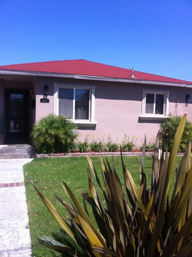 2421 Rockefeller Ln in Redondo Beach, CA - Foto de edificio - Building Photo