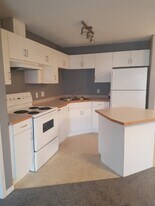 16221-16295 95 St in Edmonton, AB - Building Photo