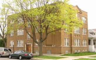 3735 N Leclaire Ave Apartments