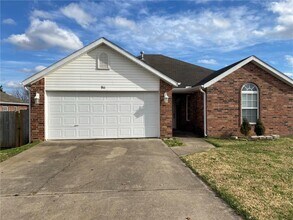 911 SW Cheyenne Dr in Bentonville, AR - Building Photo - Building Photo