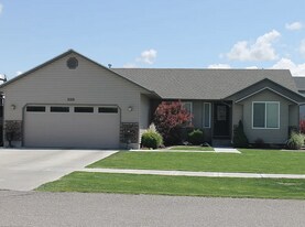 2221 Frontier Dr in Ammon, ID - Building Photo