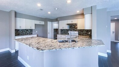 9619 Sharpcrest St in Houston, TX - Building Photo - Building Photo