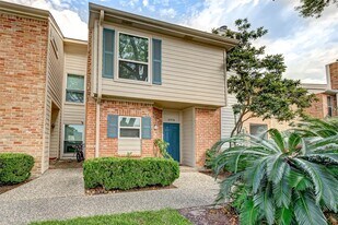 5976 Woodway Place Ct in Houston, TX - Building Photo
