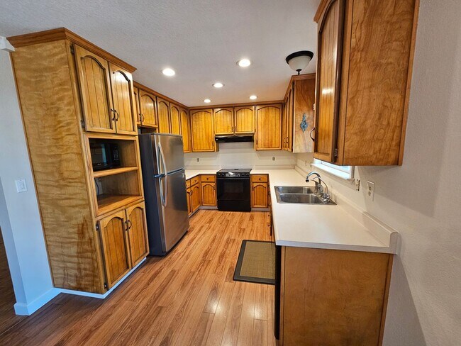 19787 Bear Valley Rd in Hidden Valley Lake, CA - Building Photo - Building Photo