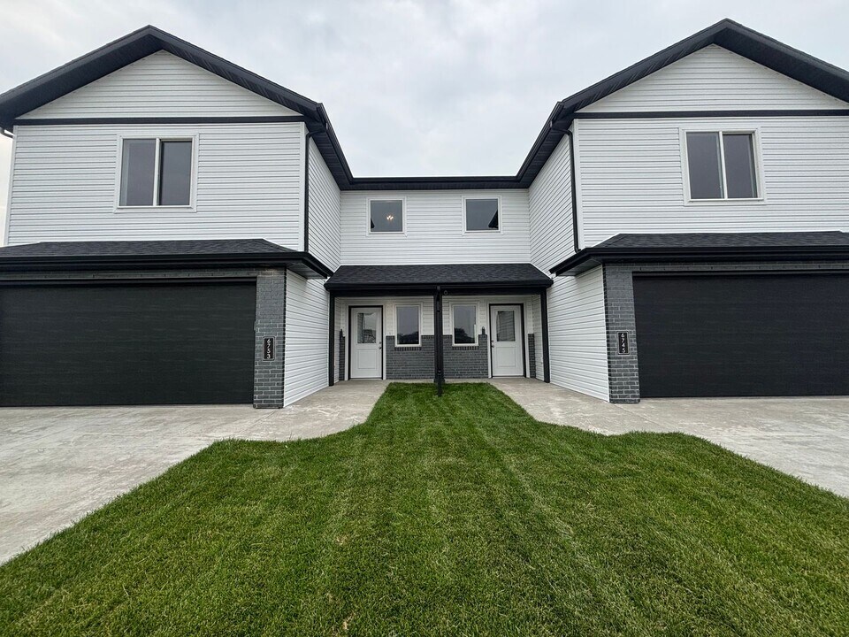 6745 Meadow View Dr S in Fargo, ND - Building Photo