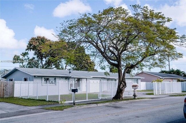 1111 SW 76th Ave in Miami, FL - Building Photo - Building Photo