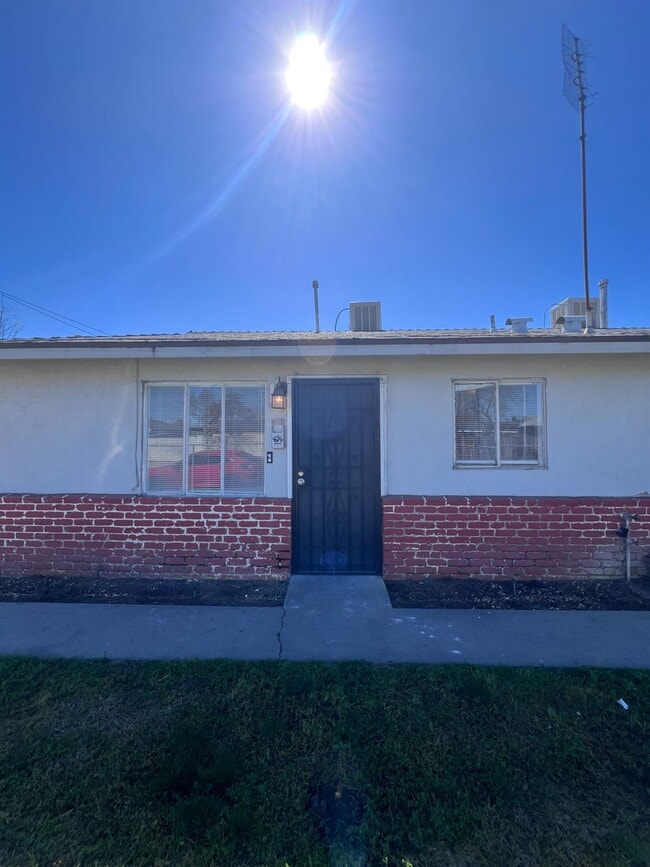 4690 E Huntington Ave in Fresno, CA - Building Photo - Building Photo