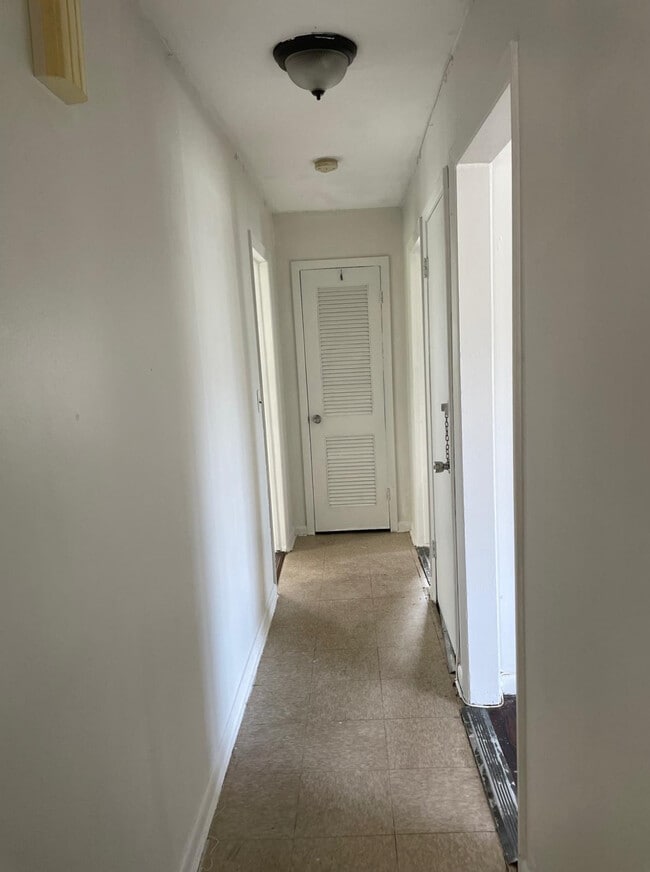 112 Burhans Ave, Unit 2 Spacious Bedroom unit in Yonkers, NY - Building Photo - Building Photo